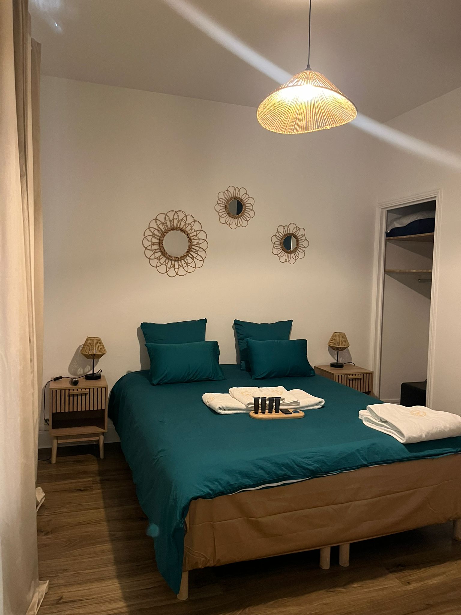 Chambre de l'appartement N°11 avec balcon lit Queen size à Vichy
