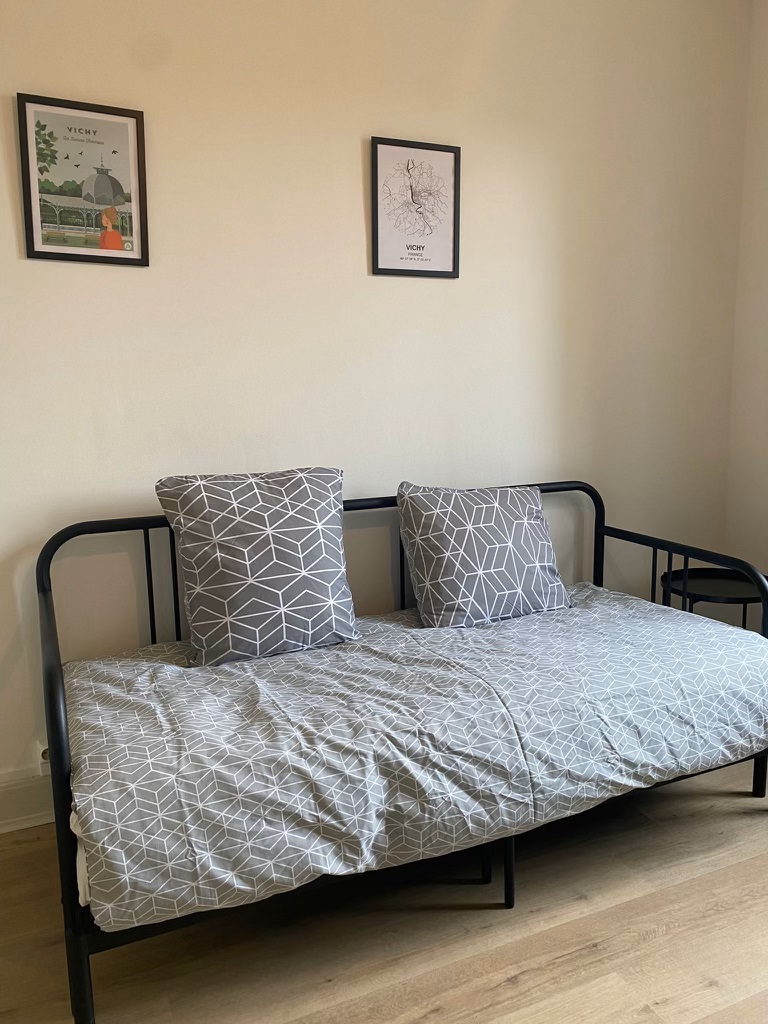 Coin chambre du studio N°4 Vichy
