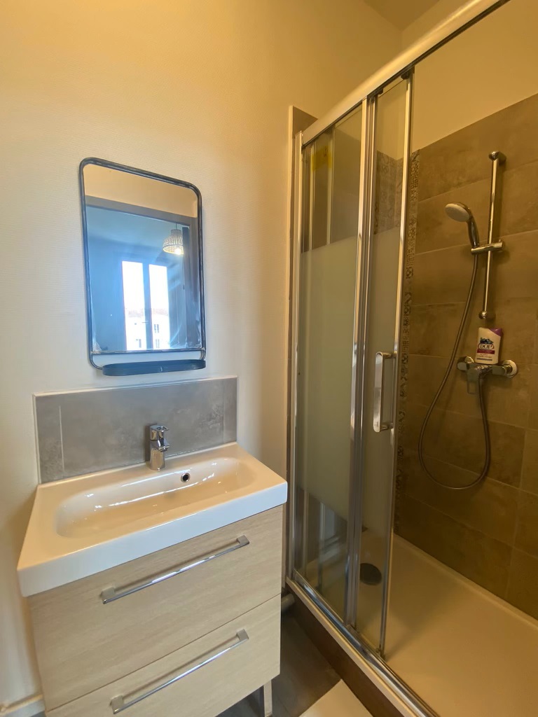 Salle d'eau du studio N°4 Les Sources Vichy